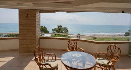 Exclusive apartment in front of the sea parking included top location
