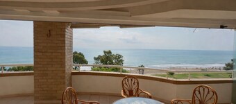 Exclusive apartment in front of the sea parking included top location