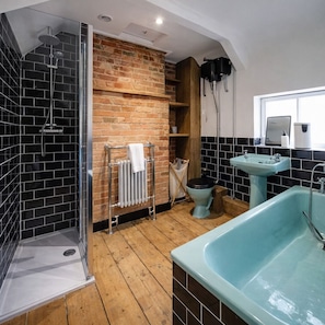 Une salle de bain équipée d’une douche, de toilettes, d’un lavabo et d’une baignoire.