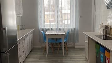 Großer Kühlschrank, Mikrowelle, Herdplatte, Wasserkocher