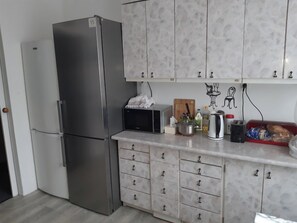 Full-size fridge, microwave, stovetop, electric kettle