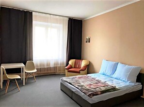 Verdunkelungsvorhänge, Bügeleisen/Bügelbrett, kostenloses WLAN