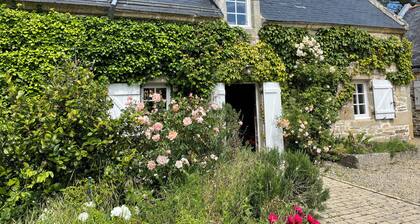 Lovely longere just a stone's throw from the sea...
