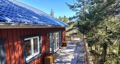 Idyllic house by the sea with motorboat - Scandinavian, child-friendly, modern