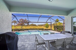 Outdoor dining - Spacious 4-bedroom house in gorgeous Fort Myers with AC (Fort Myers)