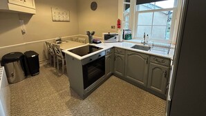 Eine Küche mit Backofen, Mikrowelle, Spüle und einem Fenster mit Blick.