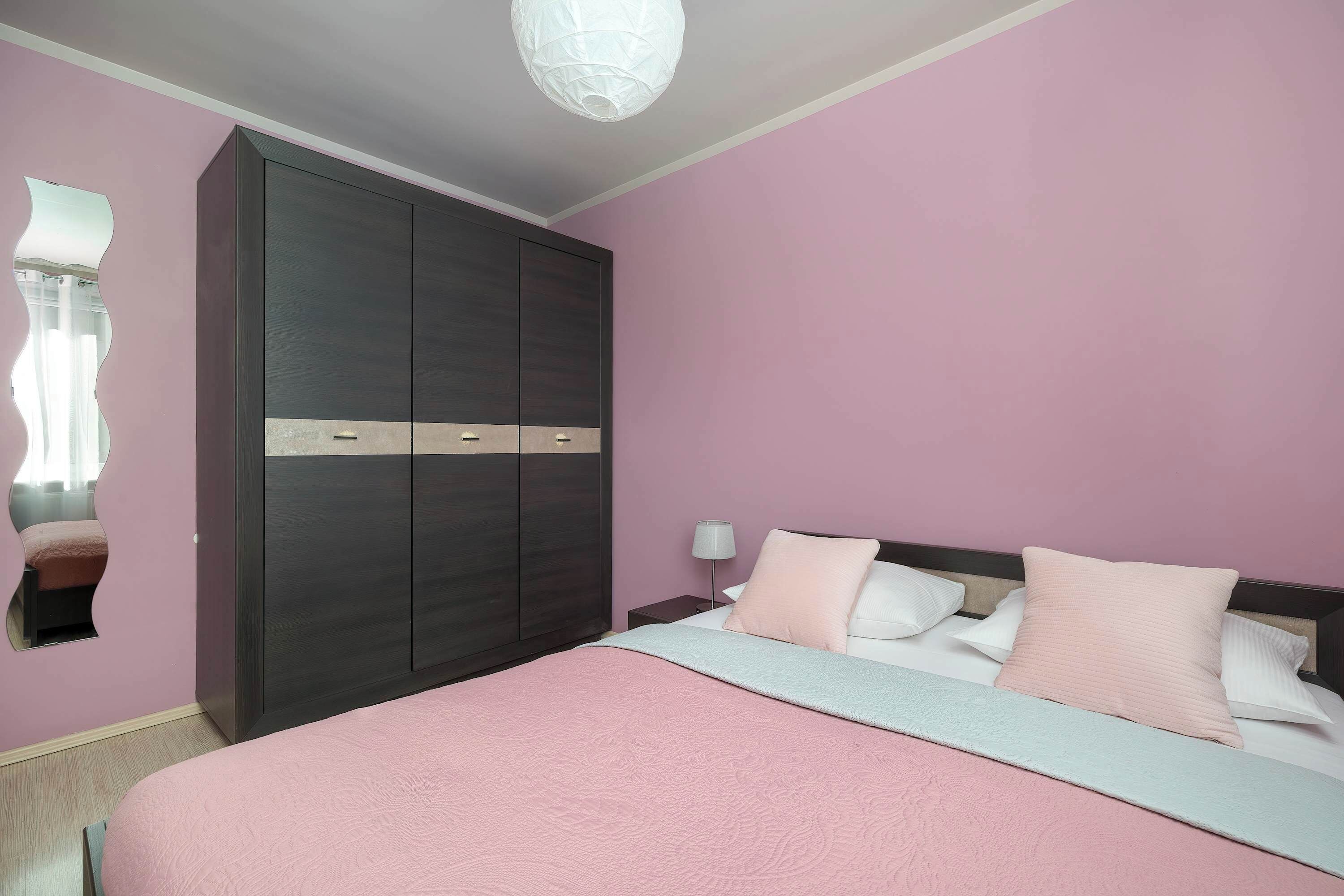 Tabla de planchar con plancha, wifi y ropa de cama 