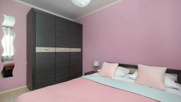 Tabla de planchar con plancha, wifi y ropa de cama