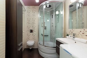 Dusche, Haartrockner, Handtücher, Shampoo