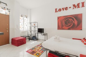 Iron/ironing board - Cozy 39m2 studio apartment, ideal for 2 people, located on the ground floor.The accommodation is located 2 steps from Pasteur, a rapidly evolving multi-ethnic residential neighborhood, the heart of the lively NoLo area (North of Loreto). It offers a youn (Milan)
