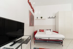 Iron/ironing board - Cozy 39m2 studio apartment, ideal for 2 people, located on the ground floor.The accommodation is located 2 steps from Pasteur, a rapidly evolving multi-ethnic residential neighborhood, the heart of the lively NoLo area (North of Loreto). It offers a youn (Milan)