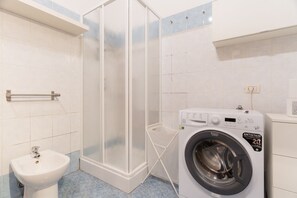 Dusche, Bidet, Handtücher