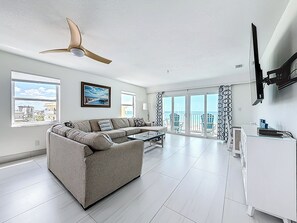 TV - Amazing Sunset Views! Beachfront unit - Pool - Spa (Madeira Beach)
