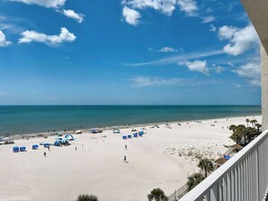 On the beach - Amazing Sunset Views! Beachfront unit - Pool - Spa (Madeira Beach)