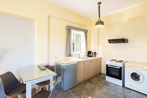 Fridge, oven, coffee/tea maker, electric kettle - Beachfront Nest Memi, Koroni-Seaheaven House B3 (Koroni)