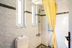Een douche, een haardroger, handdoeken