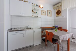 Dining - Studio in Novi Vinodolski for 2 people with sunny terrace (Novi Vinodolski)