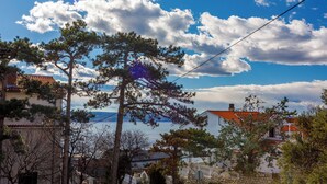 Rannikkokaupunki, jossa on kivirakennuksia, kirkas taivas ja näkymä merelle.