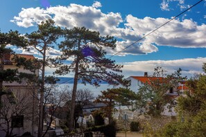 A coastal town with stone buildings, a clear sky, and a view of the sea. - Studio in Novi Vinodolski for 2 people with sunny terrace (Novi Vinodolski)