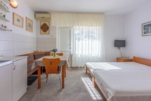 1 bedroom, free WiFi, bed sheets - Studio in Novi Vinodolski for 2 people with sunny terrace (Novi Vinodolski)