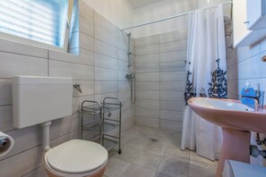 Shower, towels, soap - Studio in Novi Vinodolski for 2 people with sunny terrace (Novi Vinodolski)