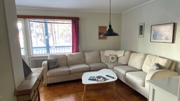 Shared Dormitory, 3 Bedrooms, Smoking, Balcony | Living room