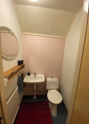 Shared Dormitory, 3 Bedrooms, Smoking, Balcony | Bathroom - Room-charming Guest Room Retreat in Arje (Mellanström)