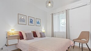 A bedroom with a bed, bedside tables, a chair, and three framed artworks on the wall. - Bed & Breakfast «Pomme reinette» – Shared Pool, Wi-Fi & Air Conditioning (Le Val)