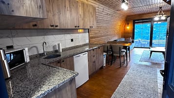 Bungalow Confort, four à micro-ondes, vue sur la montagne | Intérieur
