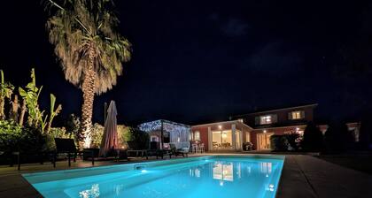 2-bed studio with kitchenette, shared terrace and bathroom