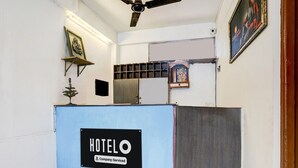 Een hotel receptie met een bordje dat aangeeft dat het bedrijfsservice biedt.