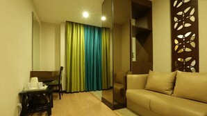Double Room | Ruang tamu | 42 inci televisyen LED dengan kabel, pemain DVD, filem berbayar