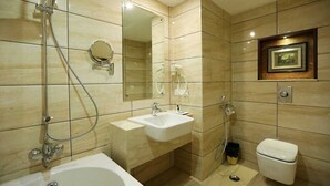 Double Room | Bilik Mandi | Pancuran mandi, kelengkapan dandanan diri berjenama, tuala disediakan 