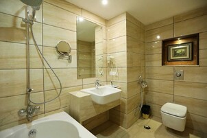 Camera doppia | Bagno | Doccia, set di cortesia firmato, asciugamani, sapone