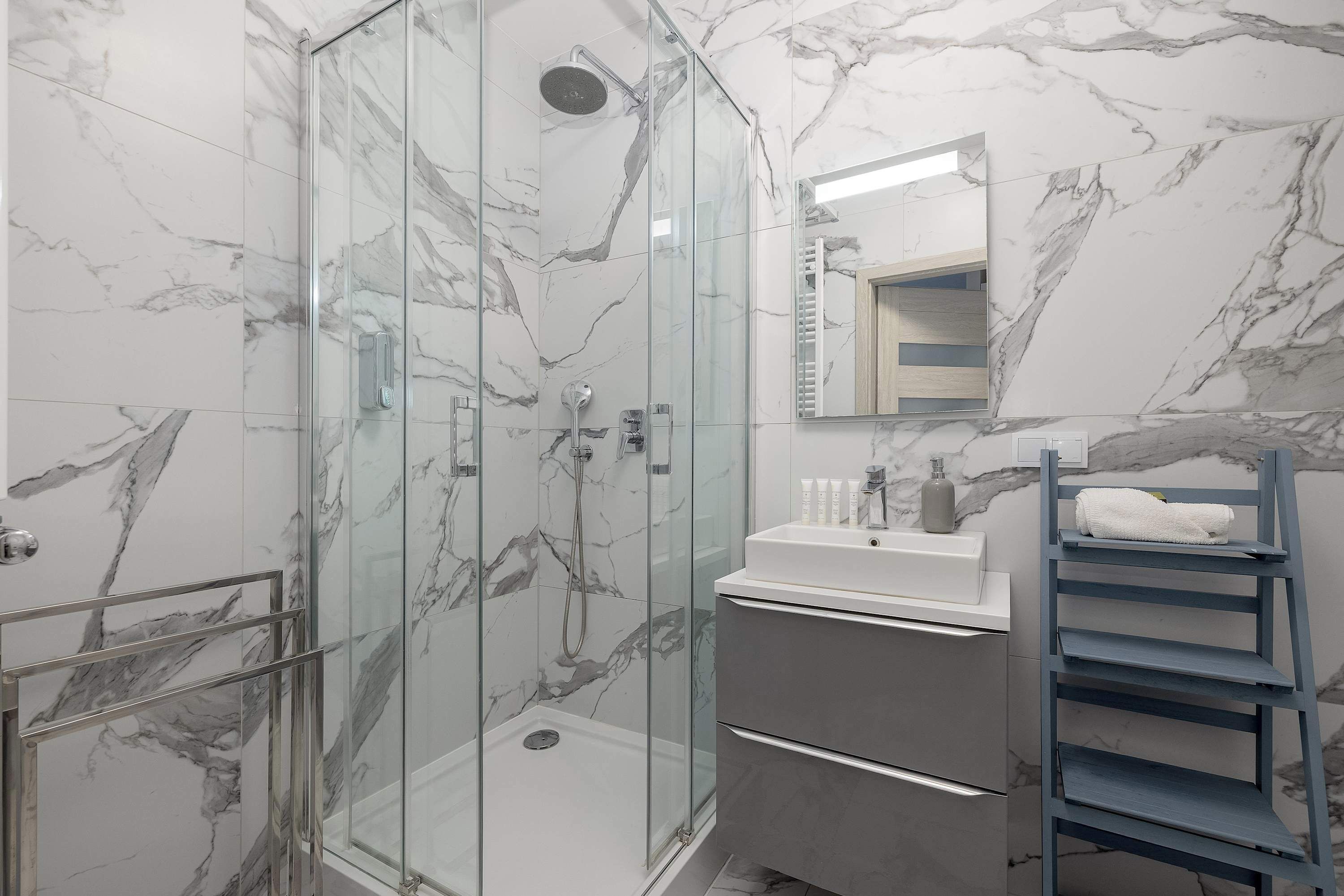 Shower, hair dryer, towels, shampoo