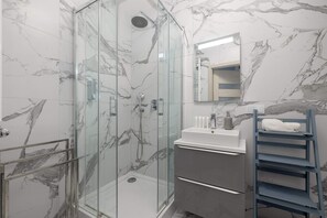 Shower, hair dryer, towels, shampoo - Stylish Apartment | Balcony, Parking, Wellness Area (Dziwnów)