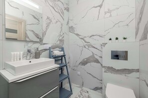 Shower, hair dryer, towels, shampoo - Stylish Apartment | Balcony, Parking, Wellness Area (Dziwnów)