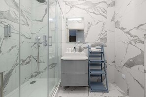 Shower, hair dryer, towels, shampoo - Stylish Apartment | Balcony, Parking, Wellness Area (Dziwnów)