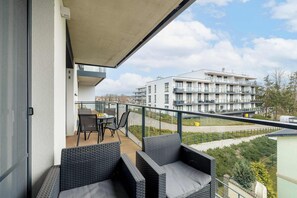 Outdoor dining - Stylish Apartment | Balcony, Parking, Wellness Area (Dziwnów)