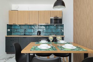 Fridge, microwave, stovetop, dishwasher - Stylish Apartment | Balcony, Parking, Wellness Area (Dziwnów)