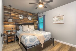Room - Cozy 1BR Steps to Beach, 2 Pools, Prime Location (Gulf Shores)