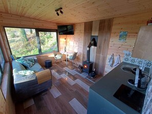 TV, fireplace - The Nest (Skull)