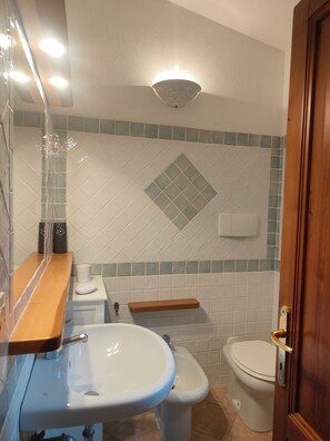 Bathroom - Holiday Home 'Domo Sa Turra' with Private Terrace, Garden and Air Conditioning (Rena Majore)