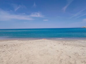 Una spiaggia nelle vicinanze