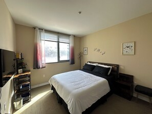 2 bedrooms, WiFi, bed sheets - KTown 2BR - Parking, Pool, Walk to Metro (Los Angeles)