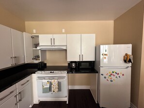 Private kitchen - KTown 2BR - Parking, Pool, Walk to Metro (Los Angeles)