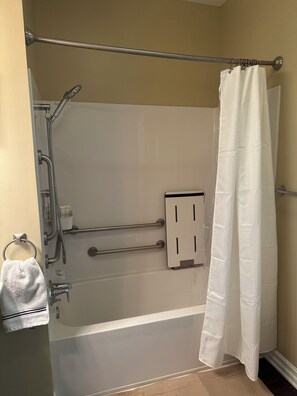 Secadora de cabello, toallas, jabón, papel de baño 