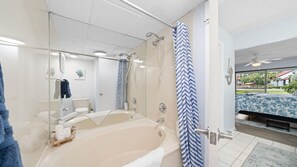 Haartrockner, Bidet, Handtücher, Seife