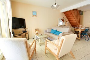 TV - Holiday Home “L’escale de Marilou” with Shared Terrace, Private Garden & Wi-Fi (Pirou)