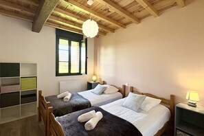 2 Schlafzimmer, Reisekinderbett